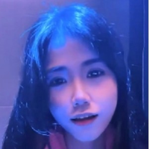 标题放飞自我的诱惑美女在KTV特写中的运动出声细节-美女：描述主题为美女的特写视频-KTV：指出视频场景发生在KTV中-放飞自我：强调视频中美女的自由自在的表现