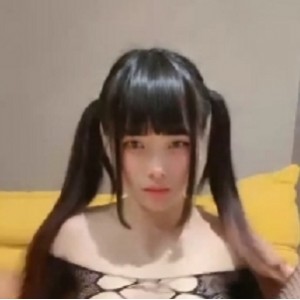 双马尾美少女玩转连体网袜，放飞自我